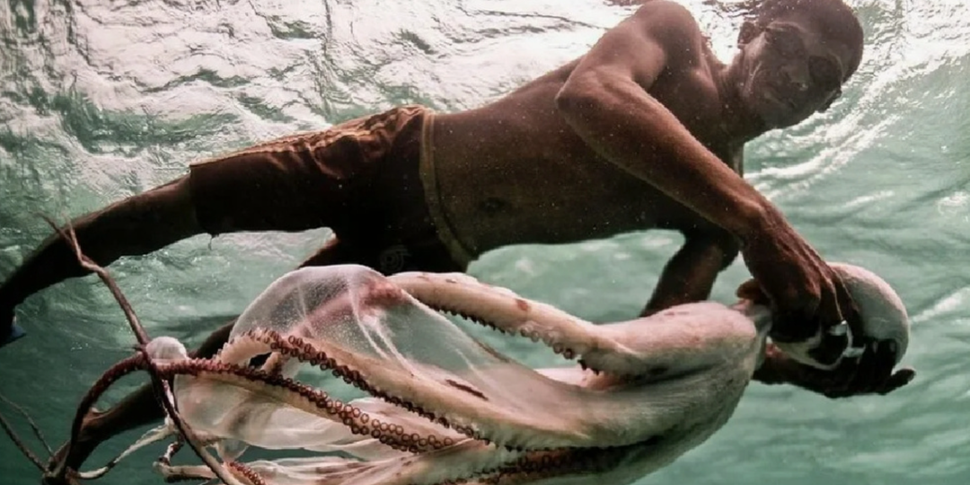 Рожденные, чтобы плыть. Как живут "морские цыгане" - племя Баджао. Люди, способные находиться под водой дольше всех в мире