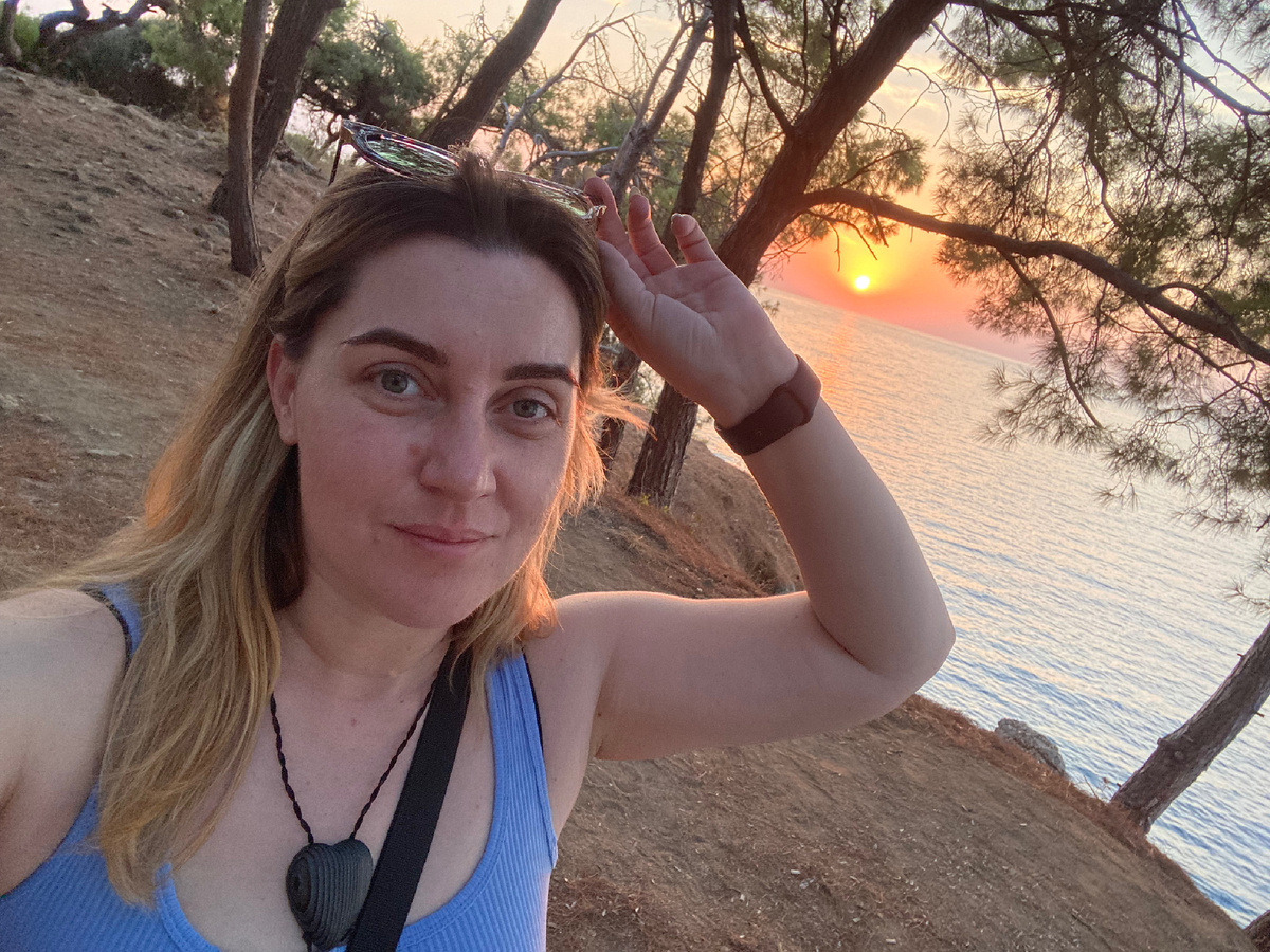 Идти вдоль пляжа, место заметно из любого отеля. Так и манит.