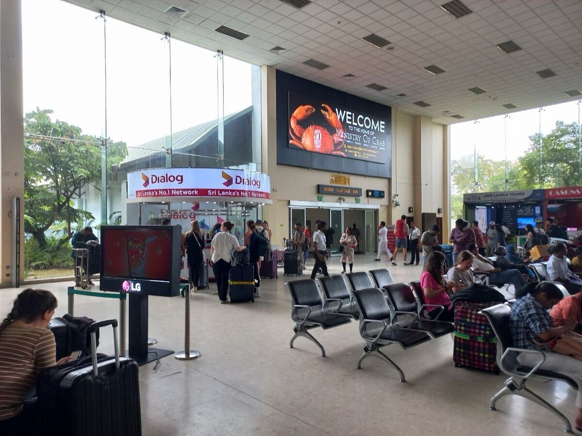 Небольшой островок в аэропорту с продажей сим карт компании Dialog. Есть и другие компании, но судя по отзывам и нашему опыту(А мы проехали 800 км по острову), именно у Dialog'а.