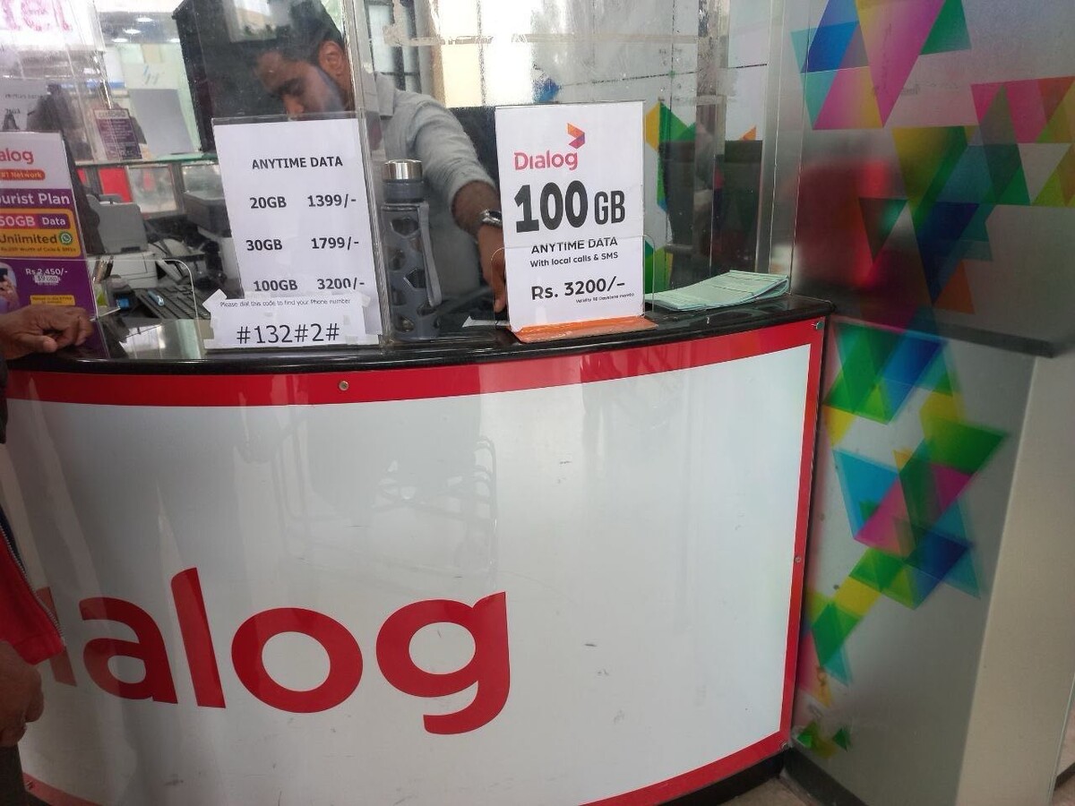 Тарифы на интернет достаточно демократичны. Если вы знаете, что в вашей гостинице будет Wi-Fi, то можете выбрать тариф подешевле. Мне на 10 дней более чем хватило тарифа за 1799 LKR(Ланкийские рупии).