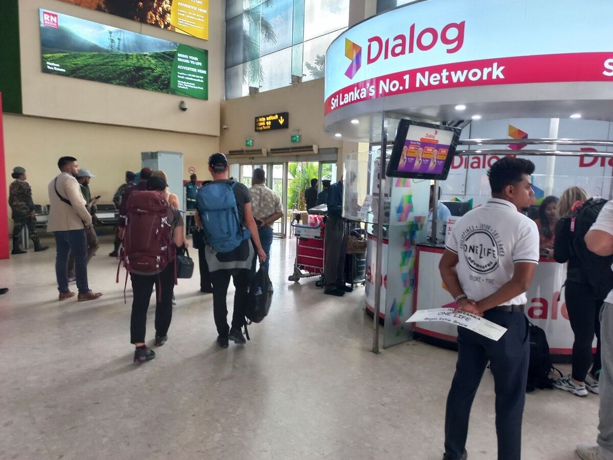 Ребята из @RupiaWave прислали фото нужного выхода. Он слева от палатки Dialog. Правда фото чуть устарело, так как сама палатка переехала на 50 м вправо.