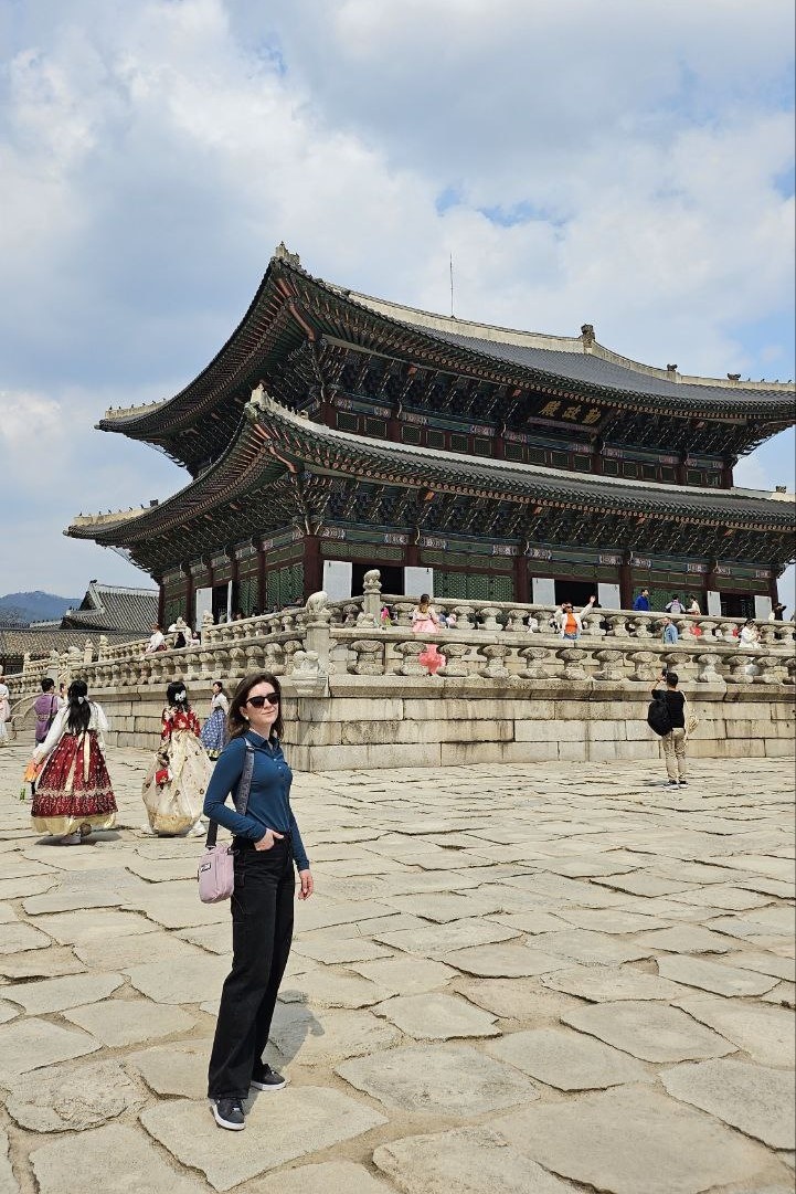 Ваши путешественники на фоне дворца