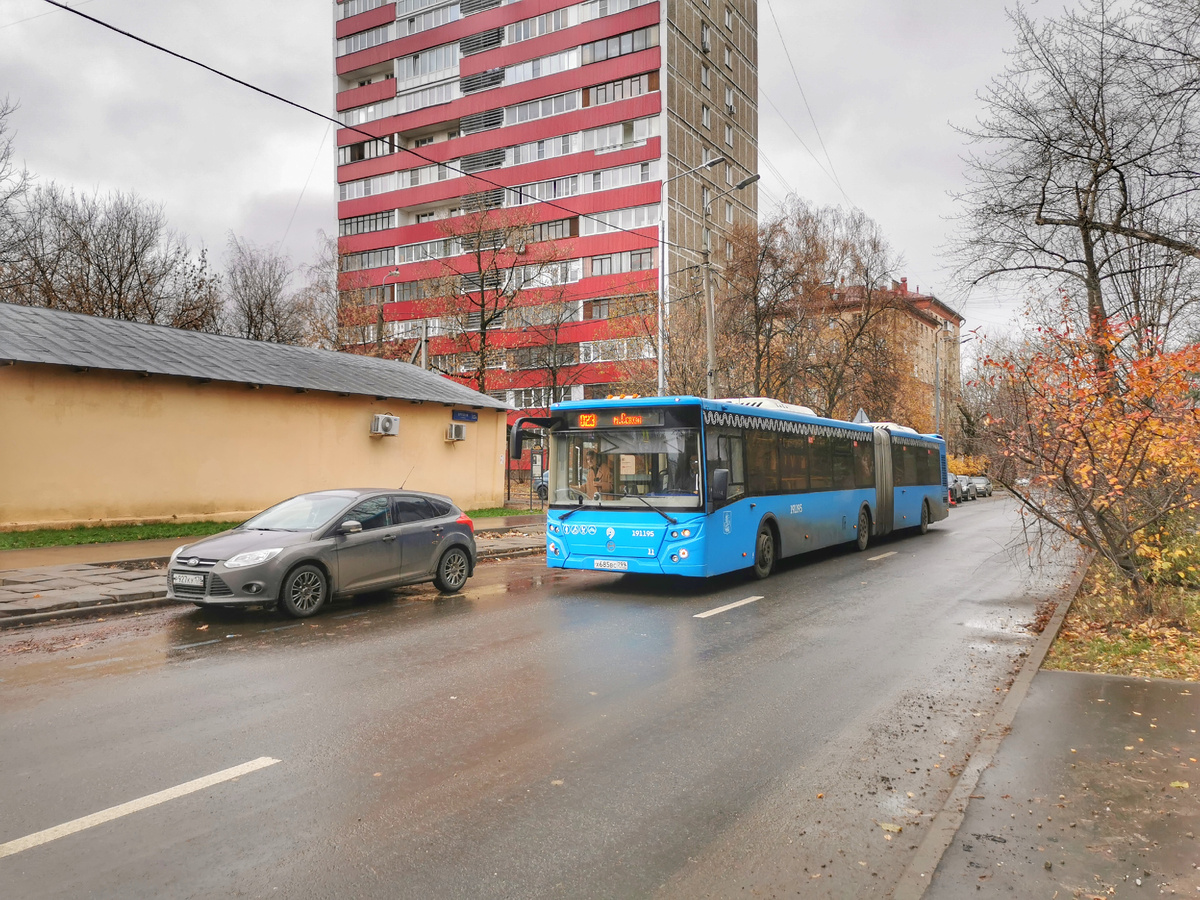 Автобус 191195 ЛиАЗ-6213 маршрута № 023 на остановке "Улице Врубеля". Улица Врубеля.