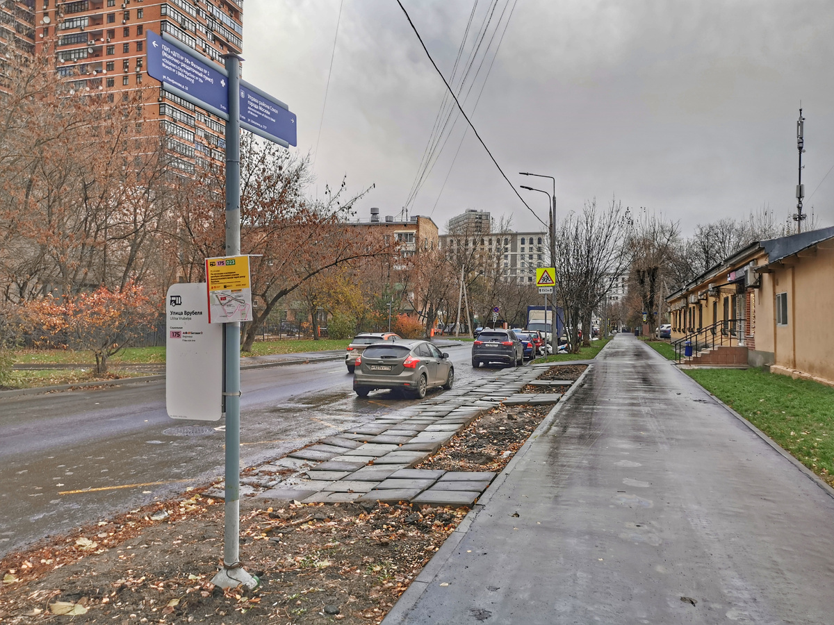 Остановка "Улица Врубеля" сделана на месте платной парковки и не все поняли, что произошло...