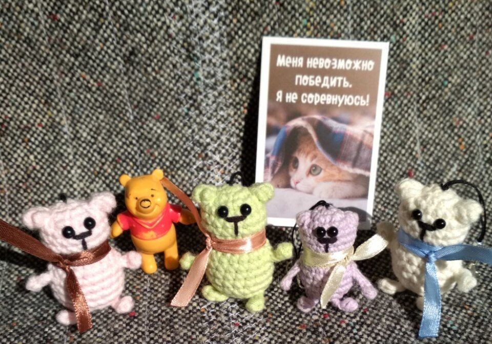 Этих мишуток я связала по МК той женщины, что меня изгнала из своих чатов) Я уже успокоилась. Главное, чтобы ей было спокойно. Потому что жизнь на Урале и в Анапе в наши дни - это совсем разные вещи. Там жить очень страшно и неспокойно. И думаю, что многие, кто живет там, испытывают страх за себя и своих близких.