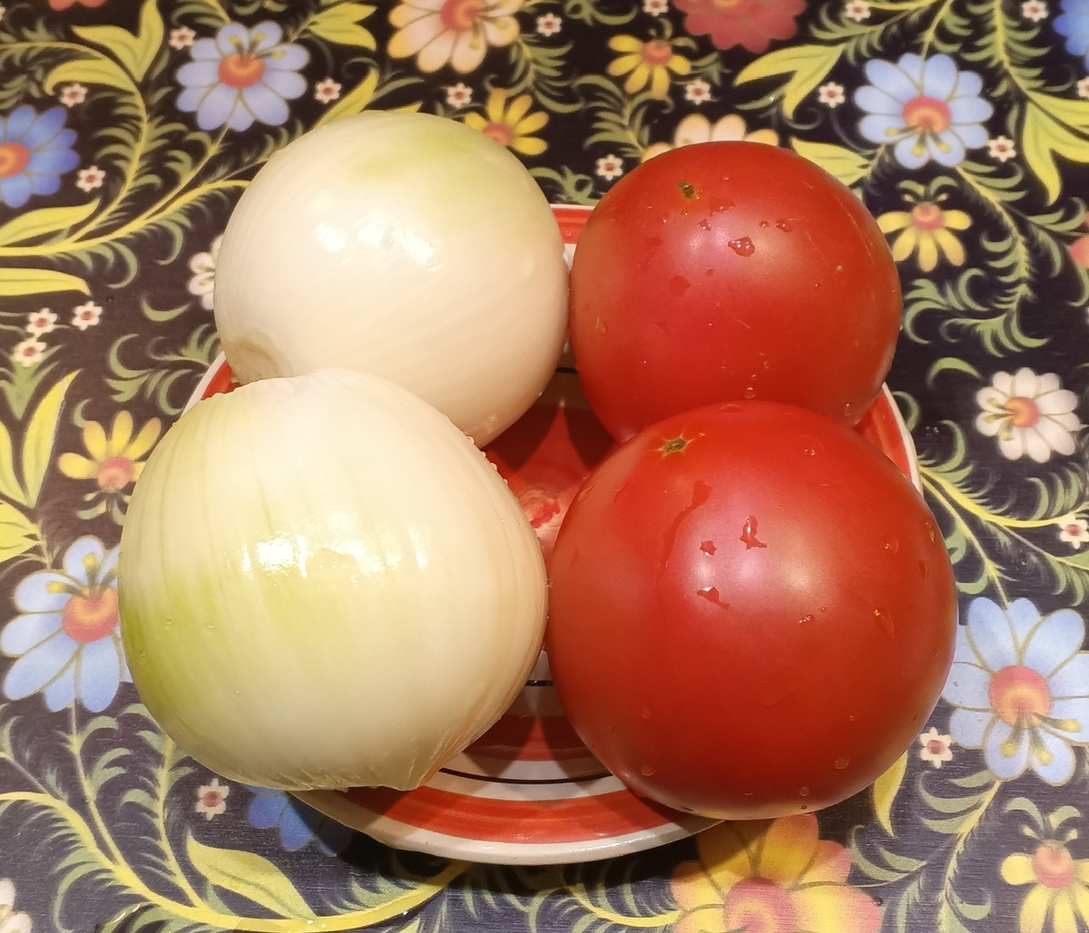 Помидоры и репчатый лук