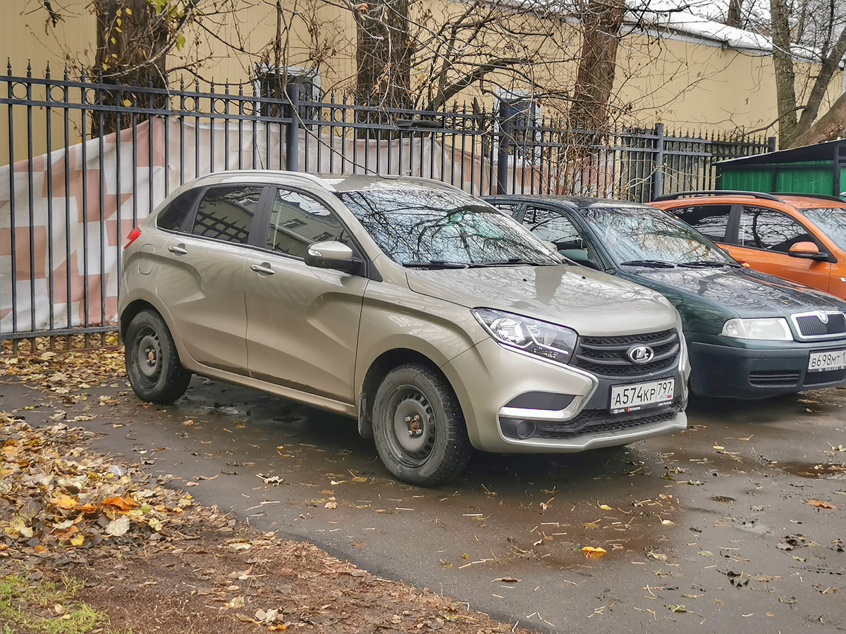Автомобиль Lada XRAY. Во дворах на улице Маршала Бирюзова.