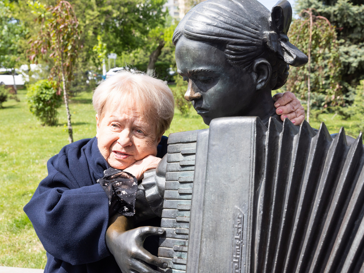 А. Пахмутова со скульптурой "девочка с аккордеоном"