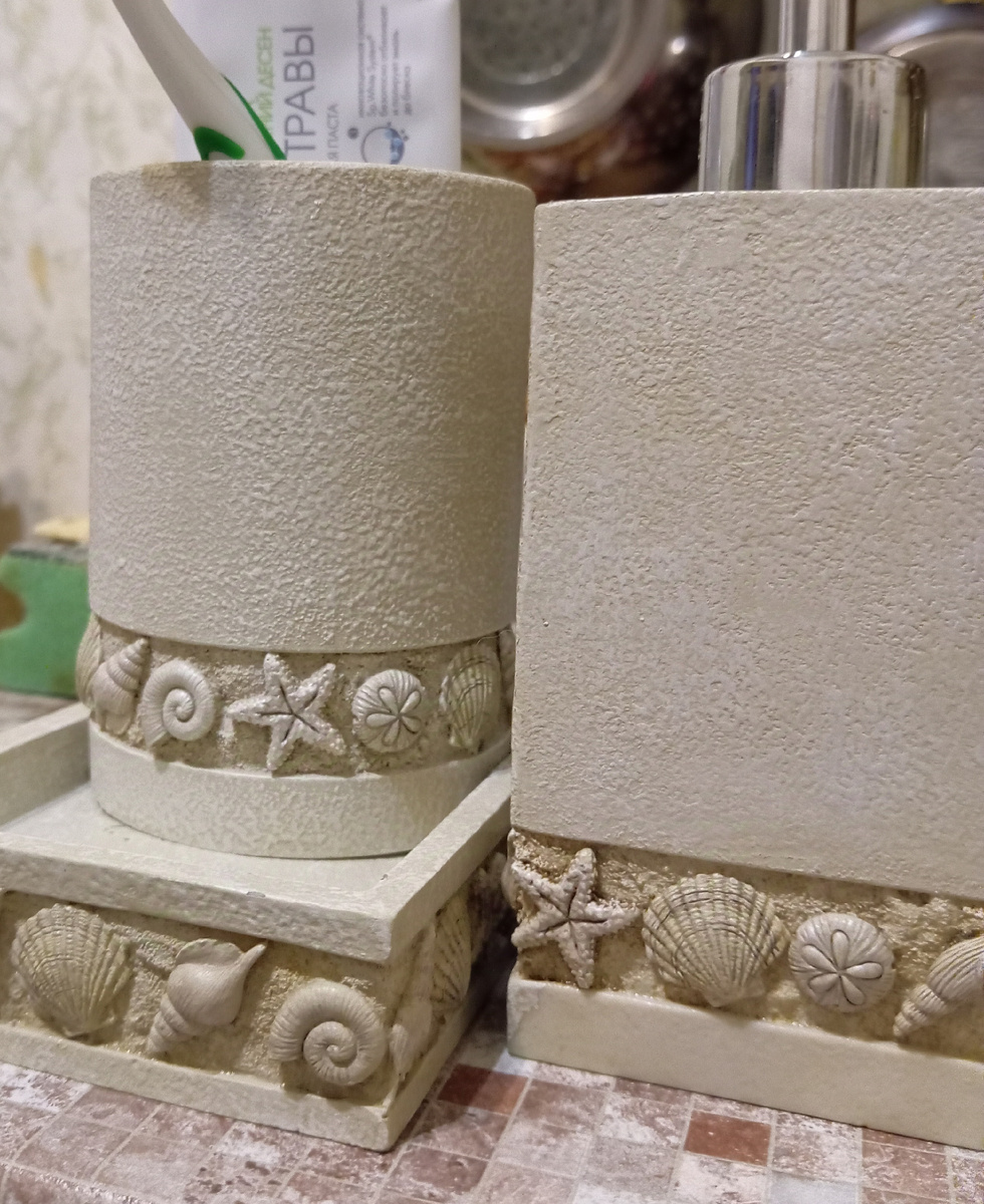 Мыльница, ëмкость для жидкого мыла и стаканчик. 