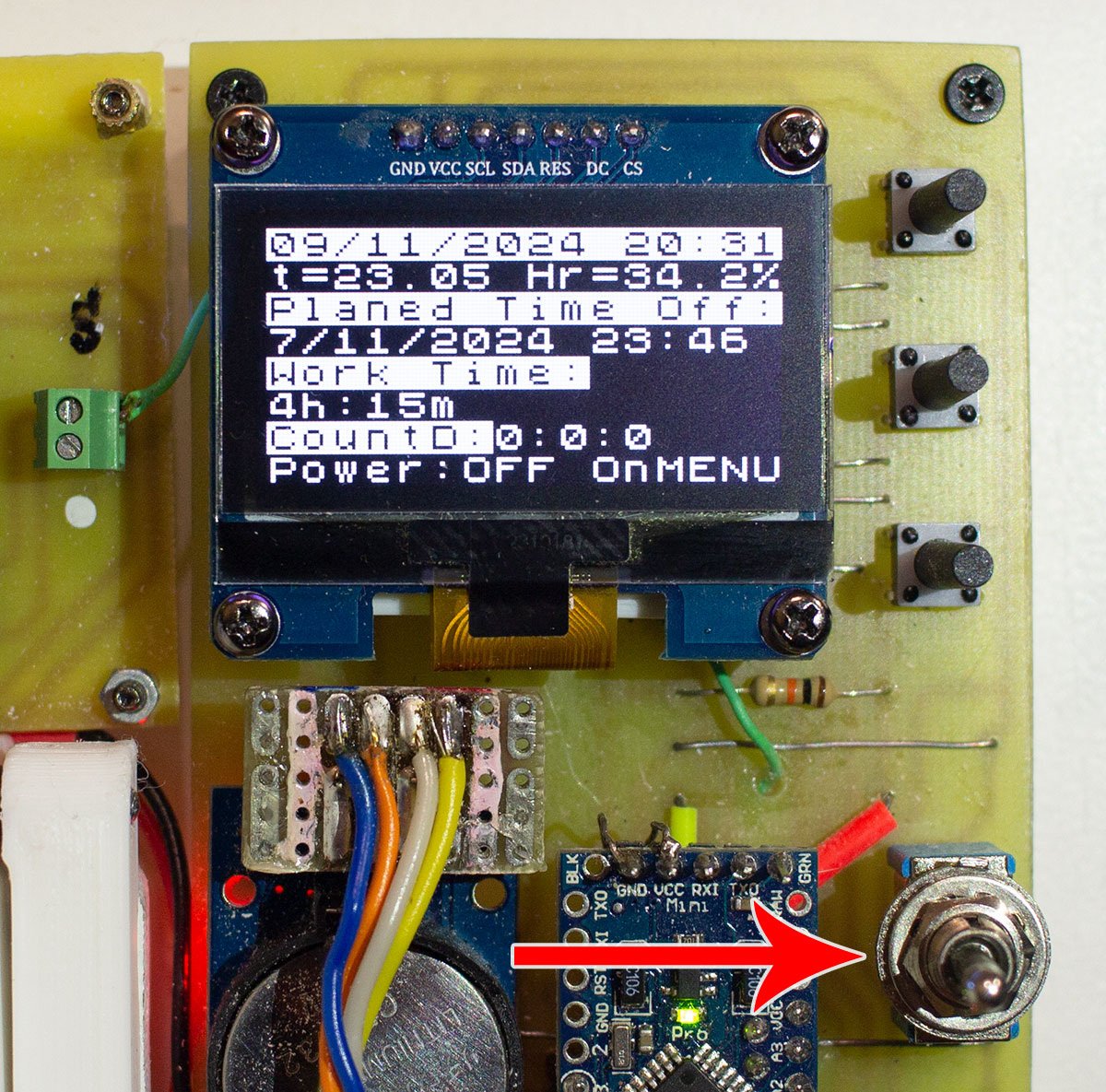 В среднем положении тумблера (см. по стрелке) доступны настройки таймера.
Первые две верхние строки экрана высвечиваются при любых режимах дисплея. Это текущая дата, время и показания датчиков. 
Далее идет строка запланированного времени отключения(Planed Time Off), продолжительность работы (Work Time), обратный отсчет текущего процесса (CountD) и статусная строка (Power: OFF OnMENU). По ней мы видим, что сушка отключена и можно перейти в настройки меню.
