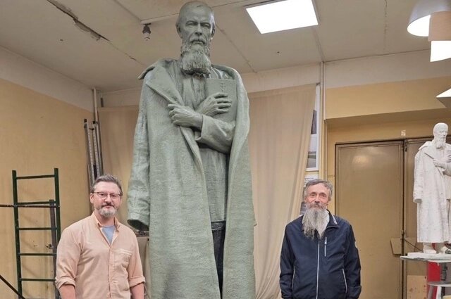    Всемирно известный русский писатель изображён в арестанской шинели с Евангелшием в руке. Фото: Из личного архива/ Юлия Лушникова