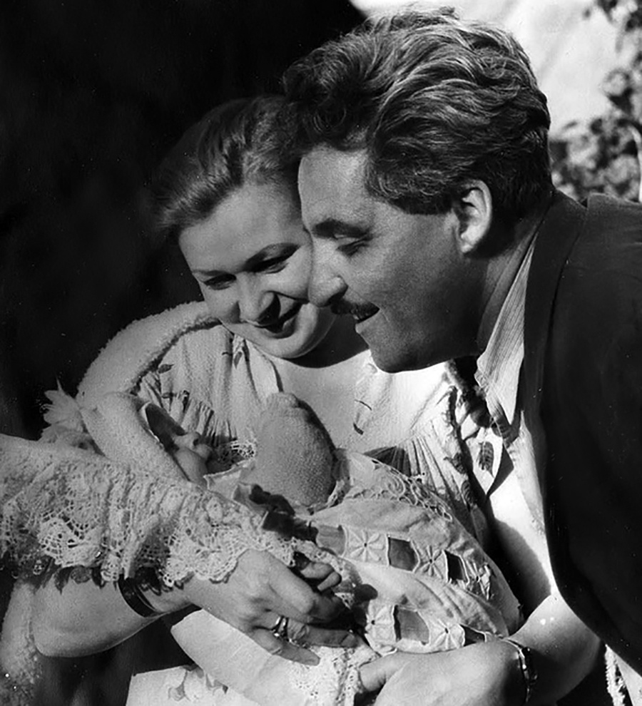 Валентина Серова, Константин Симонов и их дочка Мария с дарственной подписью В.В. Серовой от имени дочери: "Нашей милой бабутре c пожеланием что бы она нас видела когда мы пойдем с папой и мамой на 1й бал. Маша 21/XI.50 г." 