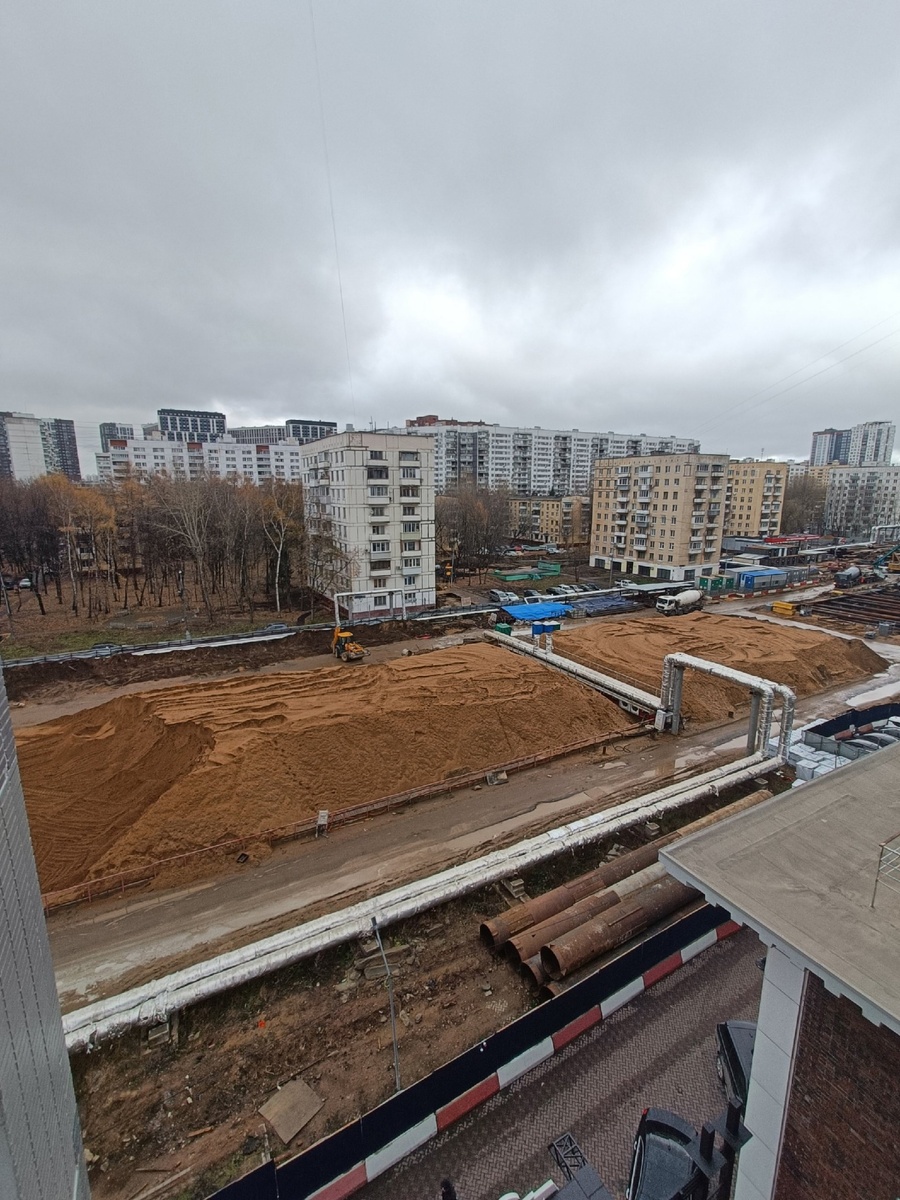 📷 1.1: Выполнена обратная засыпка над оборотными тупиками за станцией. Над ними теперь складируется песок для будущей засыпки следующих частей котлована.