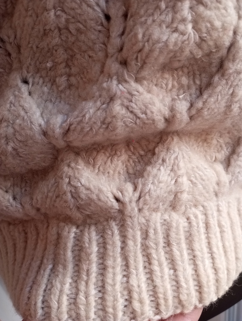 Вязаная шерстяная жилетка.