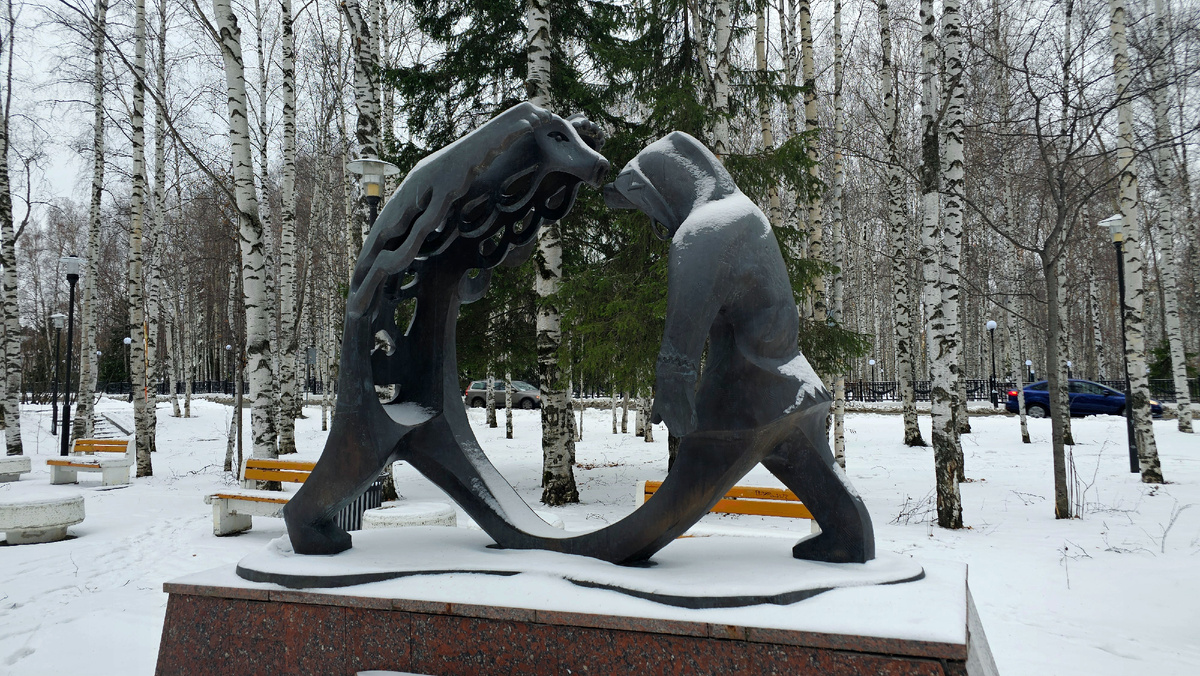 Памятник "Охотник и медведь"