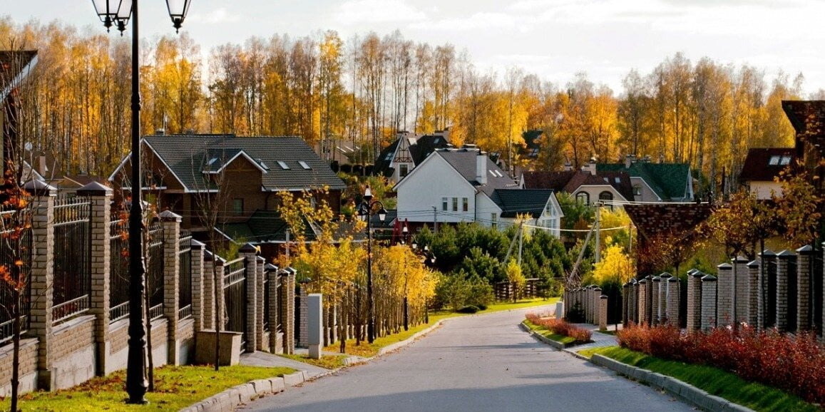 Поселки Подмосковья прекрасны осенью.
