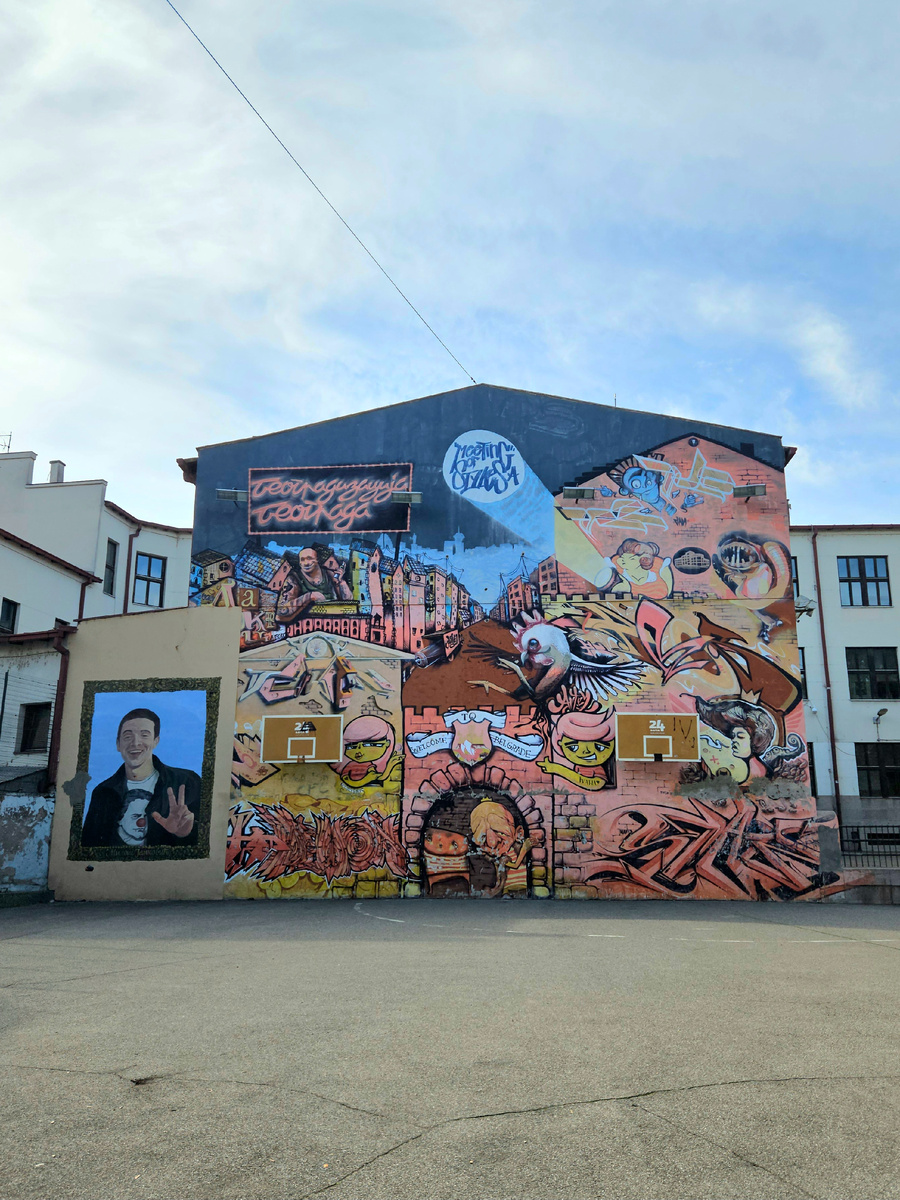 Один из многочисленных муралов