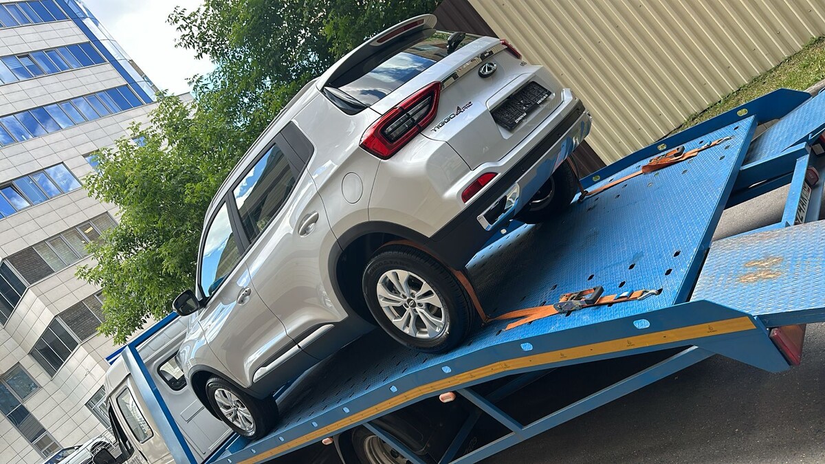 Мой Chery Tiggo заезжает в автосалон после предпродажной подготовки