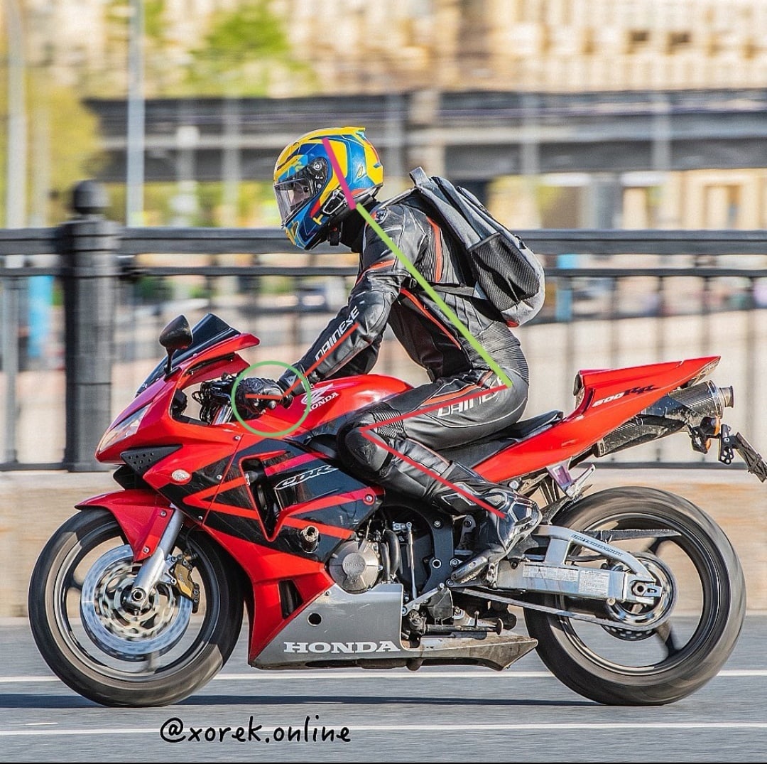 Парень на Honda cbr опирается на руль (излом запястья), чтобы компенсировать нагрузку в области поясницы.