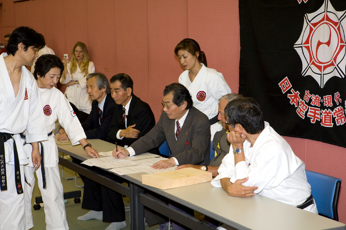 Основатель стиля Дзёсинмон Сёрин-рю Икеда Хошу принимает экзамены. Япония.