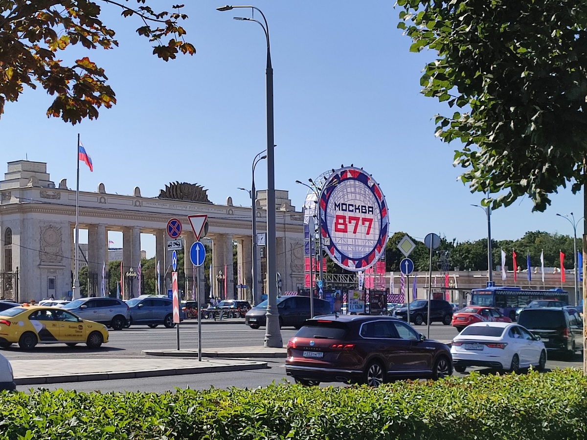 Идёшь себе, идёшь... И вот он, вход в парк Горького на другой стороне дороги. Но нам туда не надо!