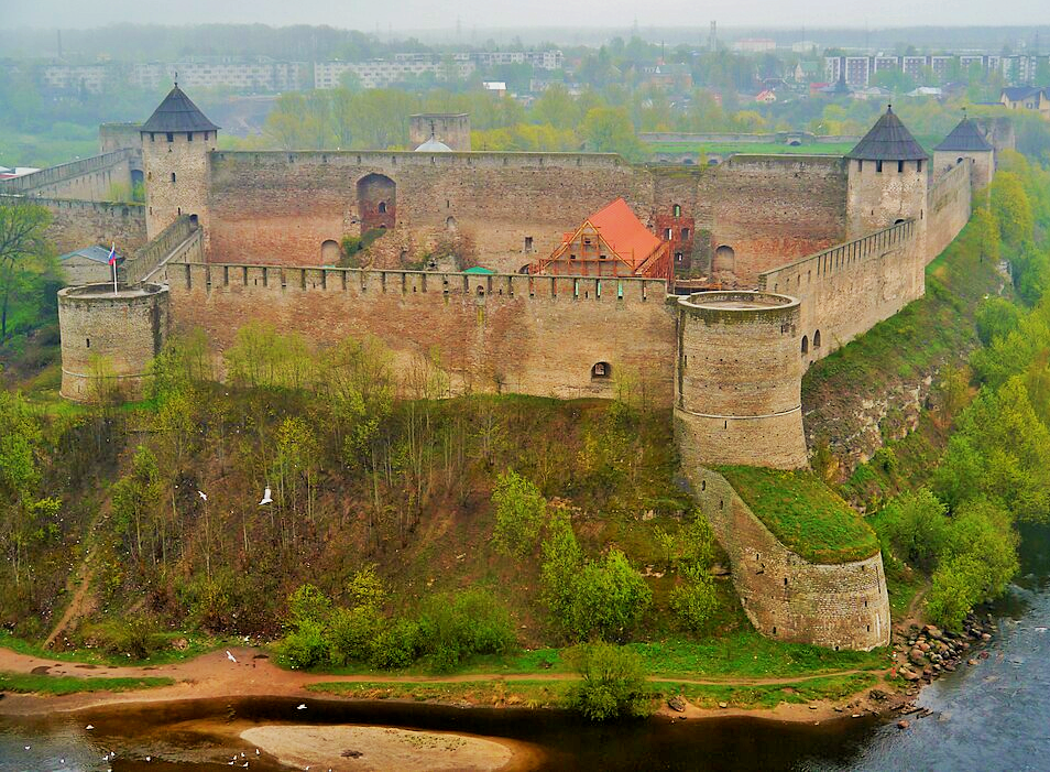 "...четвероуголен и нарече ему имя Иванград".  Ивангородская крепость / авторство: Zairon. Собственная работа, CC BY-SA 4.0, https://commons.wikimedia.org/w/index.php?curid=41279793; обработано автором. В настоящее время Ивангород входит в состав Кингисеппского муниципального района Ленобласти. 