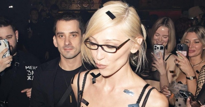 На вечеринке. Фото https://www.woman.ru/news/nast-pacany-ne-izvinyayutsya-v-seti-vysmeyali-ispoved-ivleevoi-posle-goloi-vecherinki-id1299344/