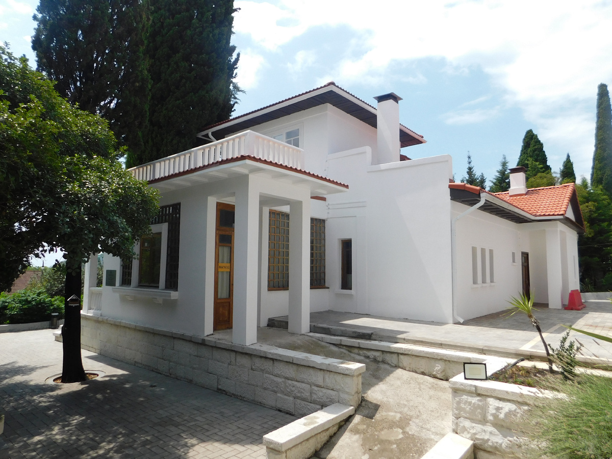 Советское государство построило для писателя Островского дом в Сочи. Фото автора.