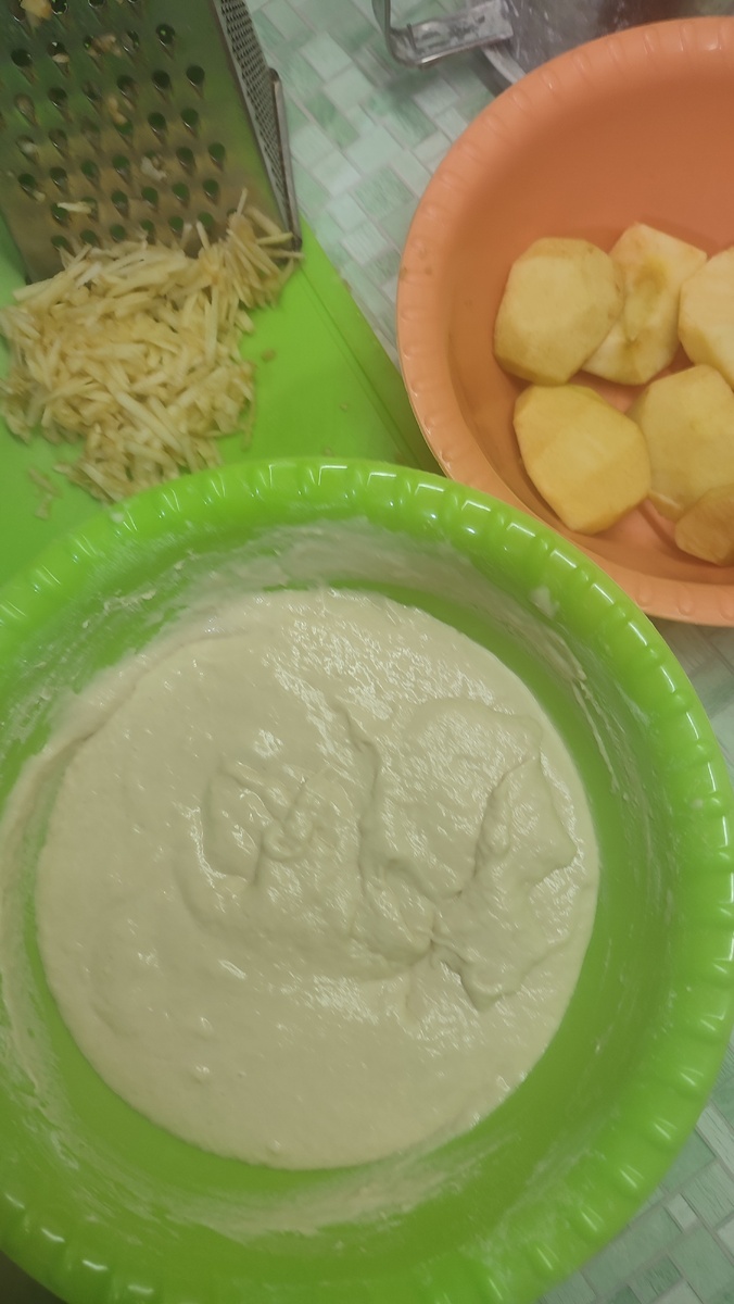 Стряпаем оладьи с яблоками. 