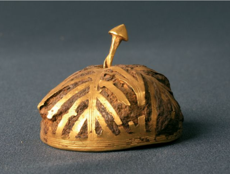 Полусфера из железа и золота, максимальный диаметр которой составляет 4,5 сантиметра 
