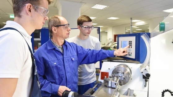    За наставничество на работе будут доплачивать Андрей Галкин