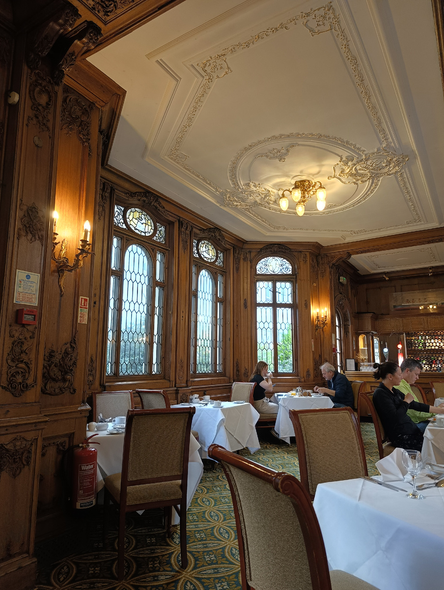 В столовой отеля