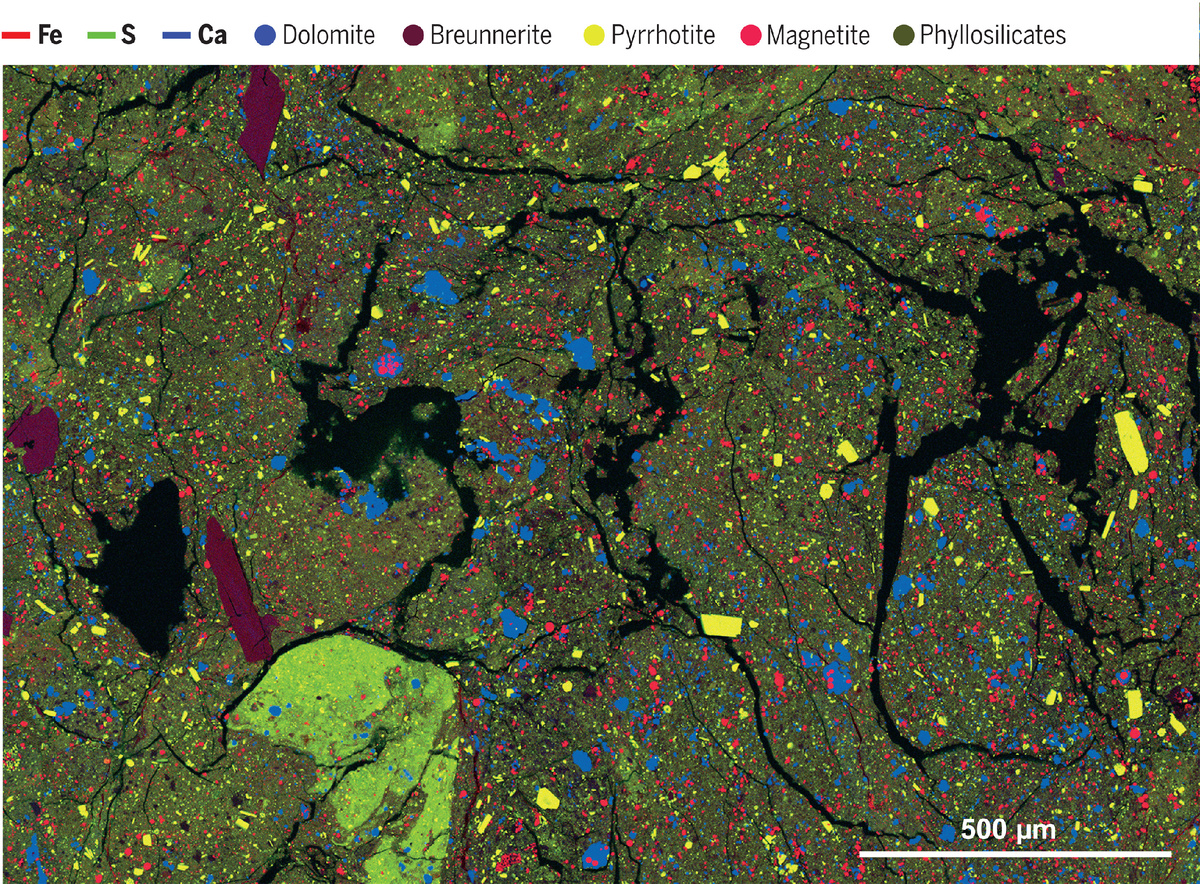 Спектральный анализ в рентгеновском диапазоне выявил распределение химических элементов на поверхности астероида. На изображении железо отмечено красным цветом, сера — зеленым, а кальций — синим. Их сочетания образуют различные минералы, обозначенные в легенде. Все найденные минеральные соединения сформировались под воздействием воды на материнском теле астероида Рюгу. agupubs.onlinelibrary.wiley.com