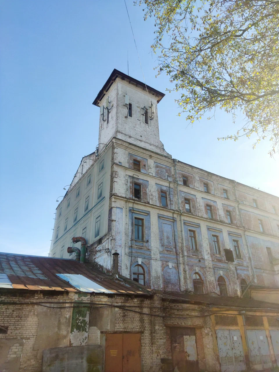 Мукомольный завод, внутренний двор, 2024 г. (Фото - Евгений Гузов).