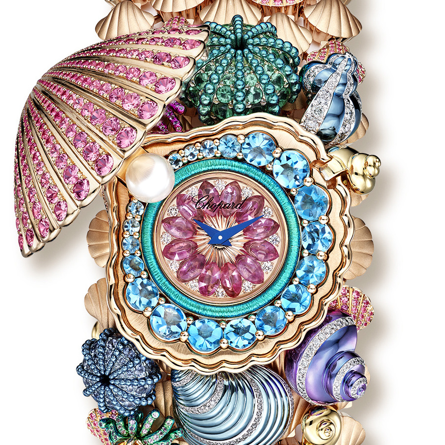 Белое/розовое золото, кварц, ø 16 мм, толщина 9 мм, циферблат - декорирован  бриллиантами и розовыми сапфирами  огранки «маркиз». Единичный экземпляр. 780’000 CHF