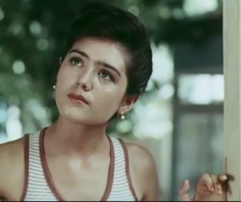 Лола Тайгуншоева. «Апрельские сны». 1980 г. Бездарный фильм по абсурдному сценарию. Актрисочка не соответствует образу старой девы. Вера Ивлева («За спичками» 1979 г.) на роль подходит лучше.