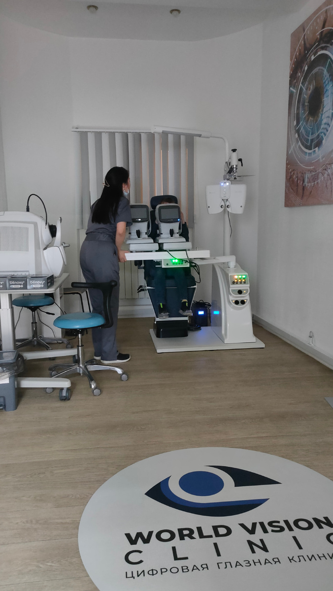 Родион в кабинете диагностики зрения