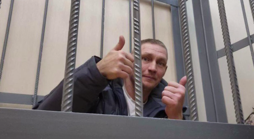 Пока Белый остаётся в заключении. 