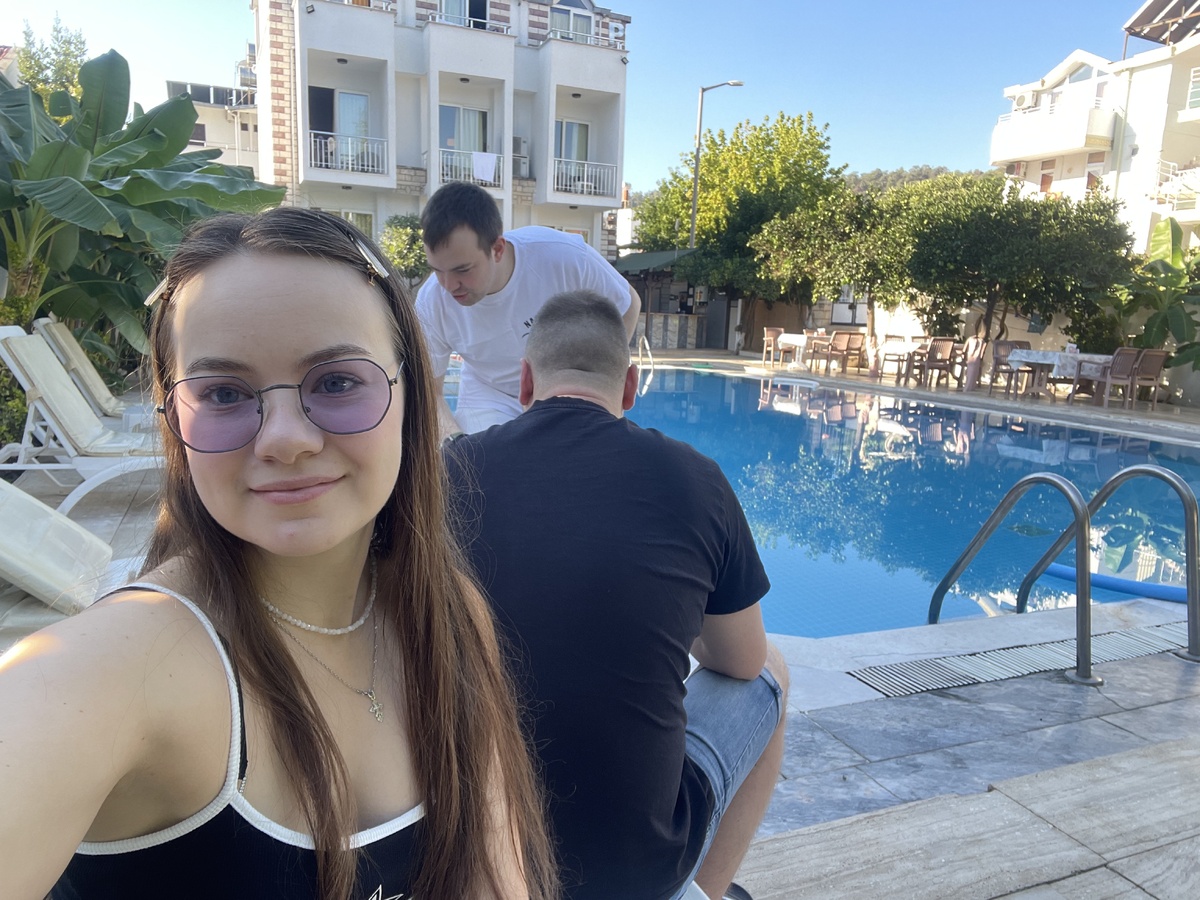 мы в первый день чиллим у бассейна