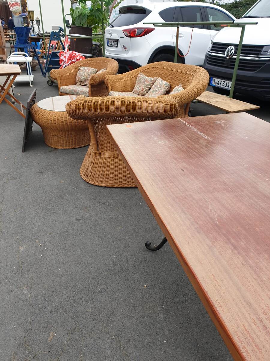 Начинаем прямо с улицы. Садовая мебель.