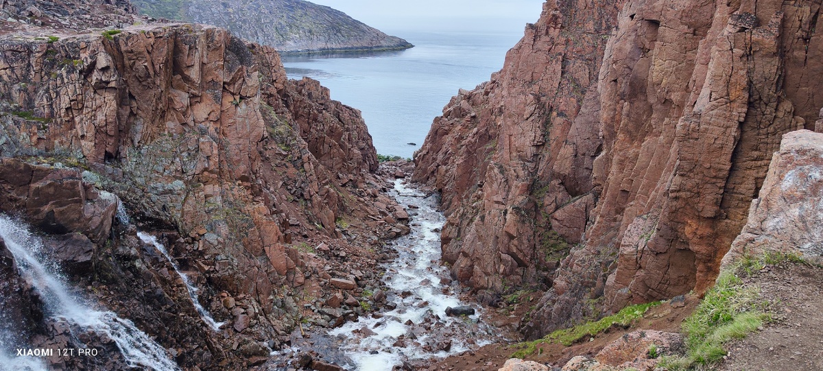Водопад переходит в ручей на дне ущелья. Фото автора статьи