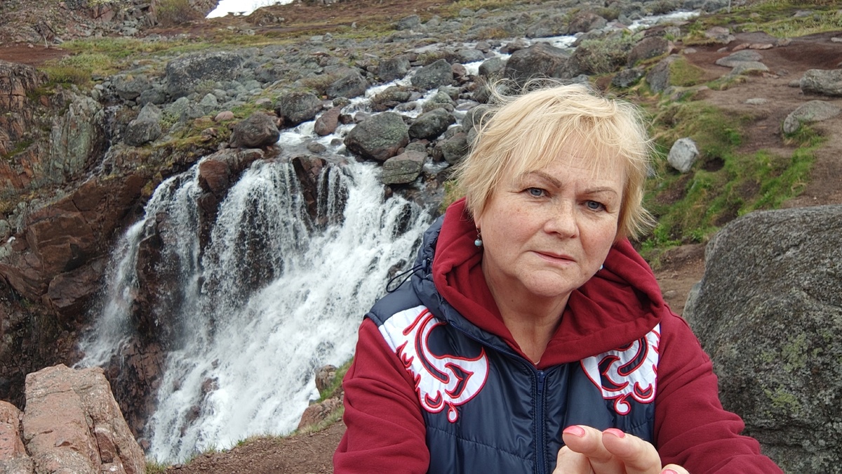 Стою на краю скалы, за мной водопад БАТАРЕЙСКИЙ. Фото автора статьи