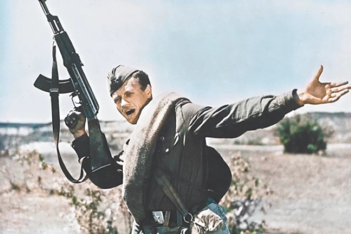    «Кинодебют» АК-47 случился в 1955 году в фильме «Максим Перепелица». С тех пор автомат стал героем тысяч боевиков.