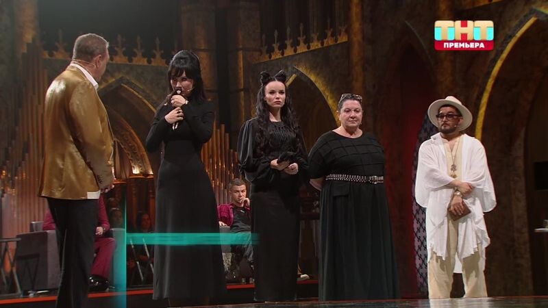    Ольга Якубович опять пришла со своей куклой. Фото: кадр из шоу «Экстрасенсы. Реванш»