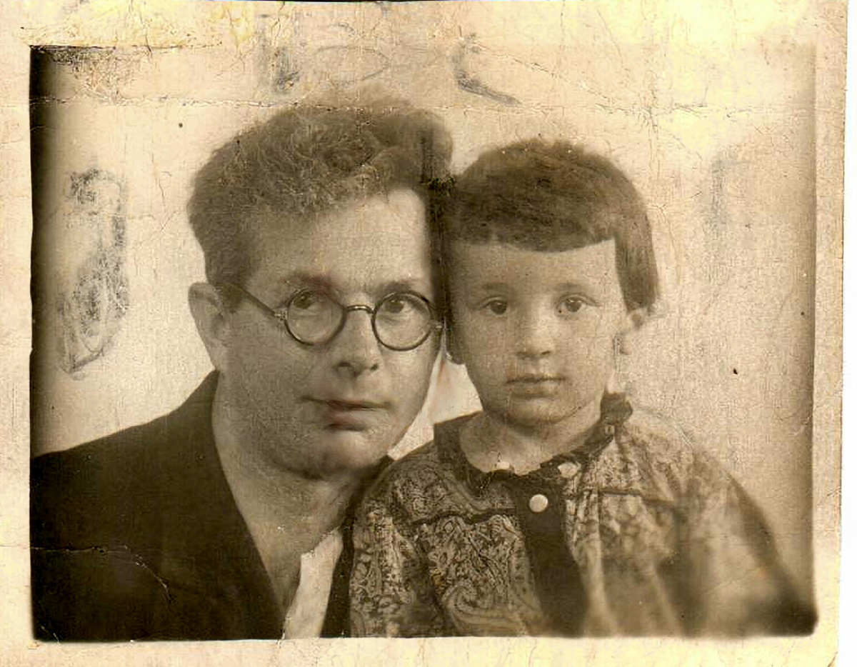 Фото Владимира Маркова с дочкой Асей, 1940 год 