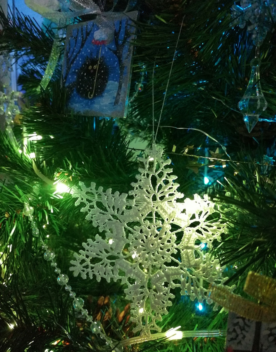 Накрахмалила их уже дома, естественно. После Нового года я связала ещё некоторое количество снежинок, так что на третьей ёлочке их будет больше. 