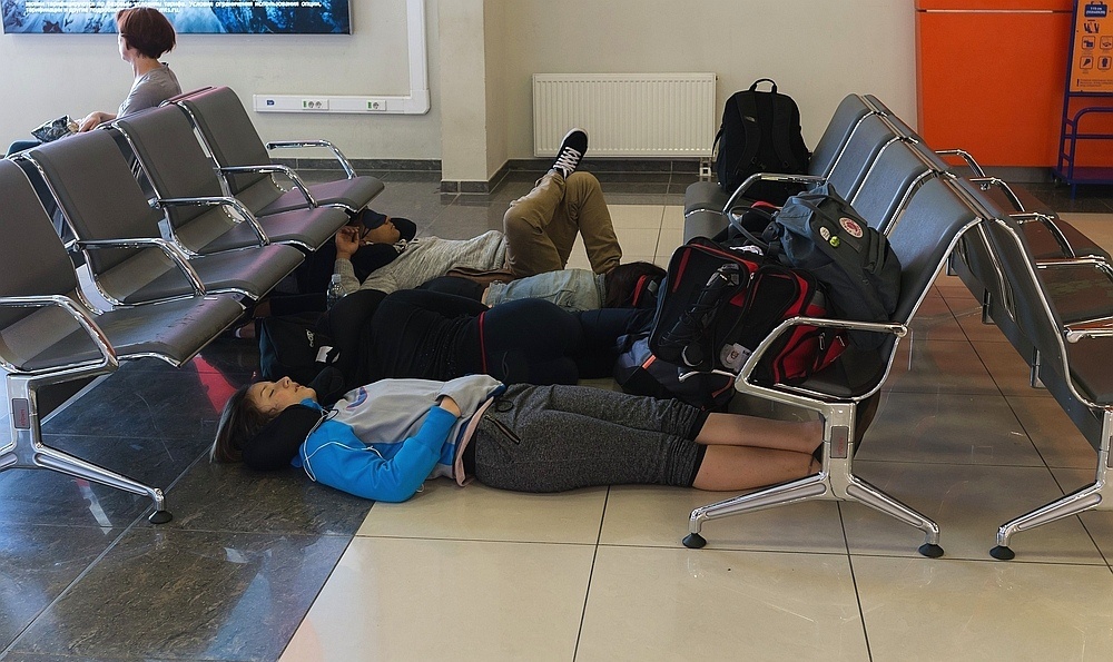 Можно ночевать в аэропорту. Можно ночевать в аэропорту. Можно ночевать в аэропорту. Капуста для сна в аэропорту. Люди спят в аэропорту.