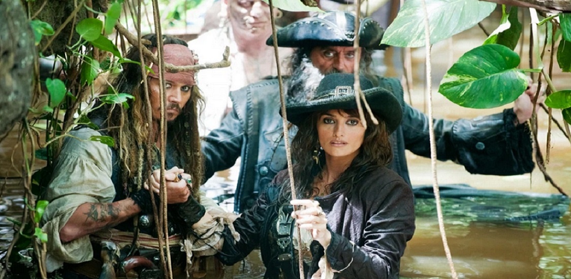 Капитан Джек Воробей ищет ИСТОЧНИК ВЕЧНОЙ МОЛОДОСТИ. Кадр из фильма «На странных берегах». (Питер Джексон\Кинопоиск.ру)