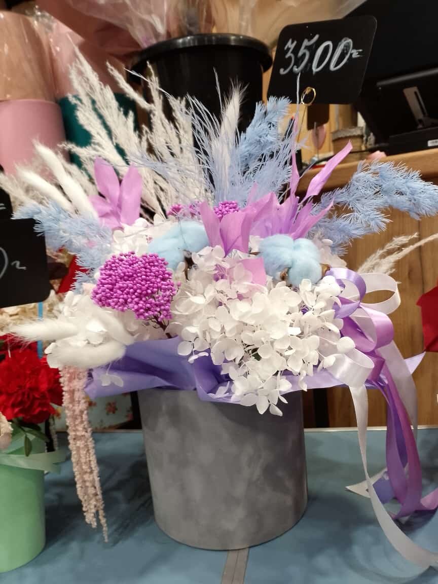 Вот такую композицию сделала из сухоцветов и сублимированых цветов. Немножко не по моему вкусу, но клиентам нравятся. Я больше люблю в натуральных цветах