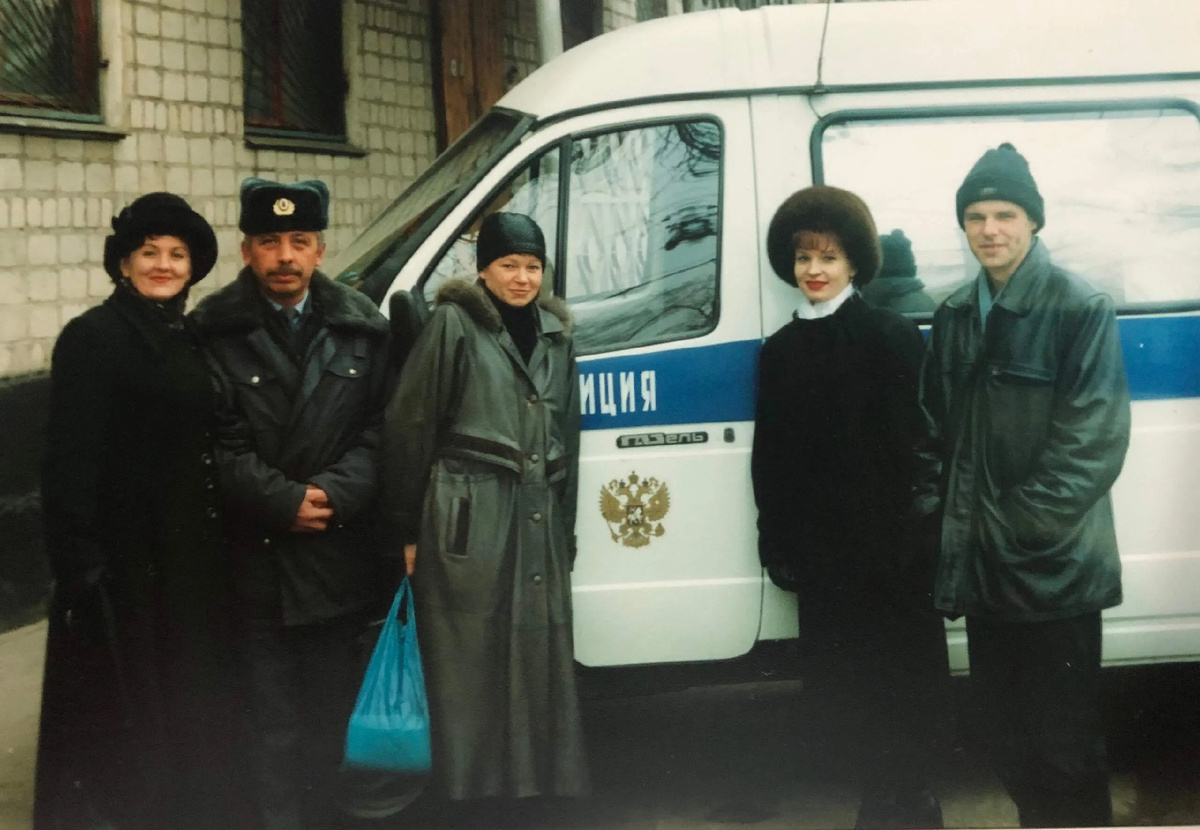 На дежурстве в следствии. Я в черном пальто с белым шарфиком, справа.
